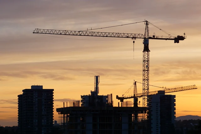 Macara turn pe șantier de construcții la apus